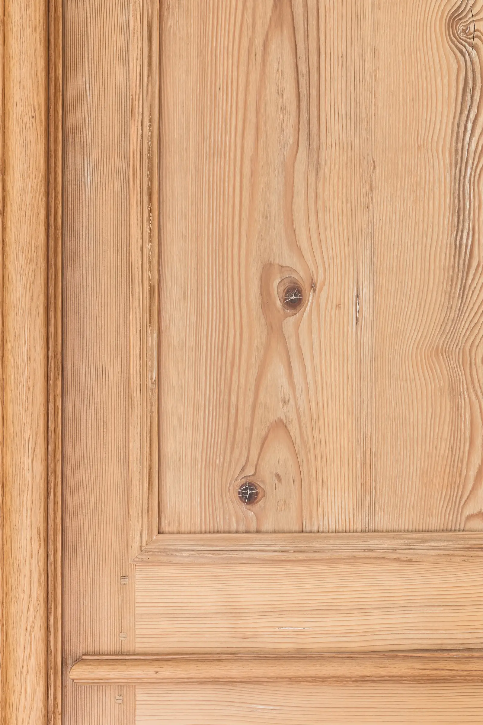 Detail van een houten paneeldeur