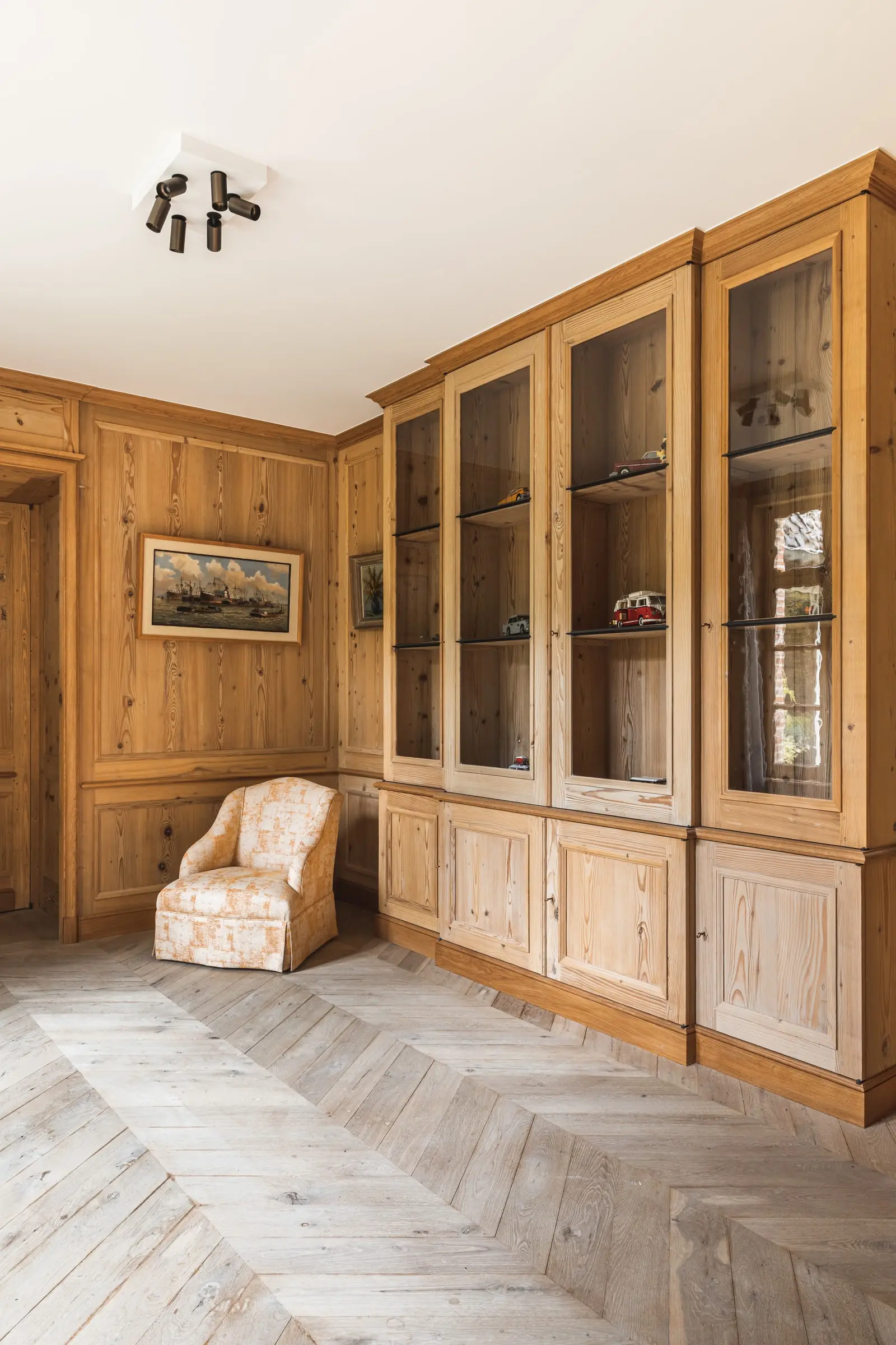 Kamer met houten lambrisering en ingebouwde kasten, gezien vanuit de deuropening