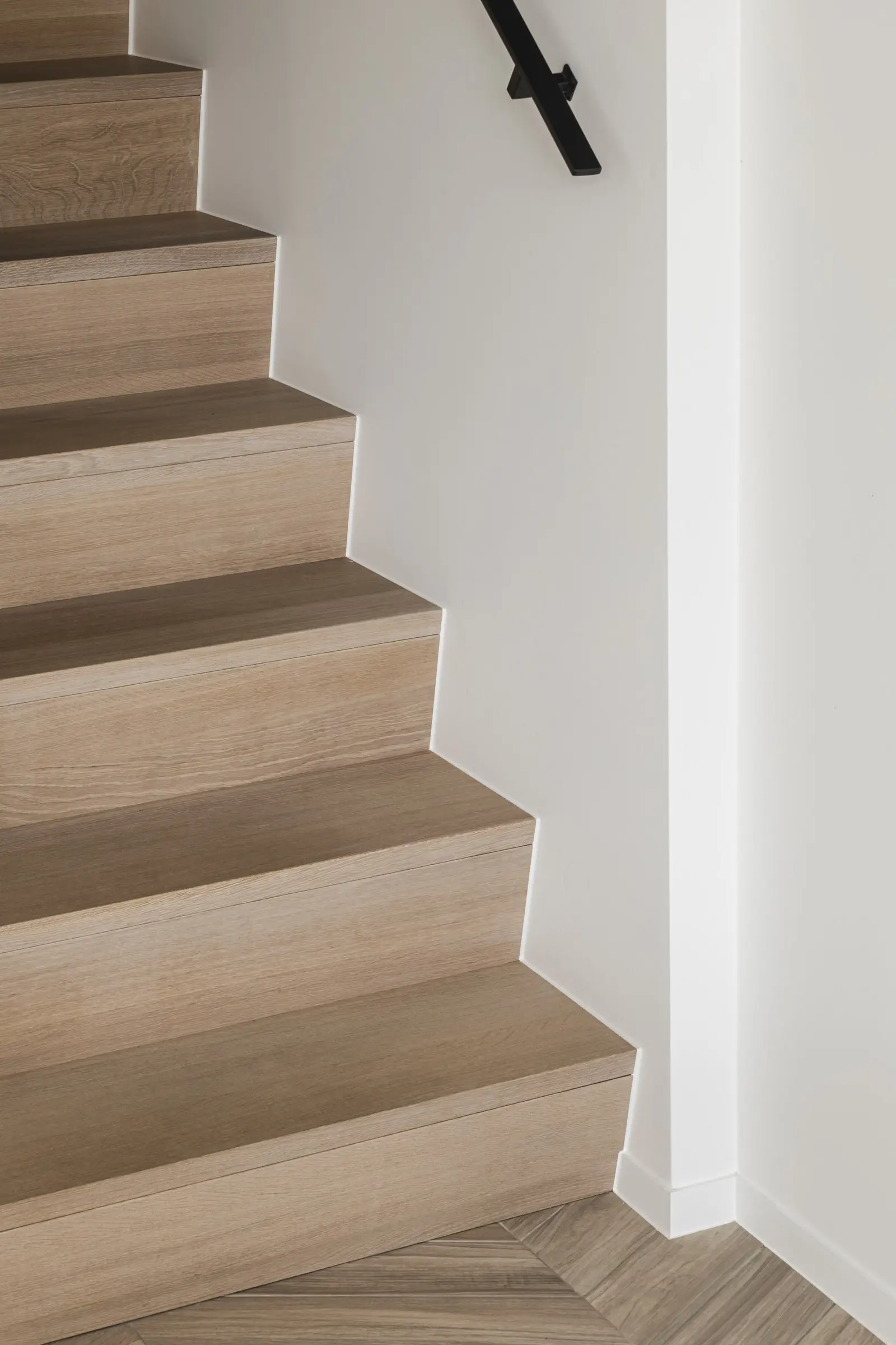 Houten trap tussen witte muren